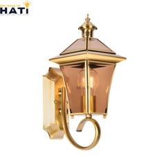 Đèn tường đồng ngoài trời Valerian được chế tác từ chất liệu đồng cao cấp, thiết kế chắc chắn, chống chịu tốt với điều kiện thời tiết, phù hợp lắp đặt tại cổng, ban công, hành lang, tường rào hoặc sân vườn.