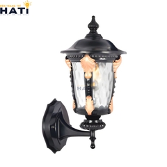 Đèn tường ngoài trời cổ điển Wren mang phong cách hoài cổ tinh tế, phù hợp lắp đặt tại cổng, ban công, sân vườn và khu vực tường rào.