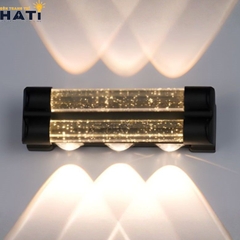 Mẫu đèn tường ngoài trời Abner 6 bóng phong cách hiện đại, ánh sáng phân bổ đều, giúp không gian ngoại thất trở nên sang trọng và đảm bảo an toàn khi sử dụng ban đêm.