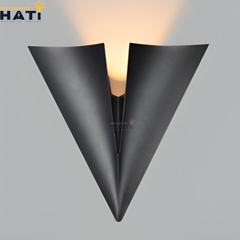 Mẫu đèn tường ngoài trời Alton phong cách hiện đại, ánh sáng ổn định, giúp không gian ngoại thất trở nên sang trọng và đảm bảo an toàn khi sử dụng ban đêm.