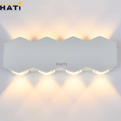 Đèn tường ngoài trời hiện đại Brylor màu trắng 8 bóng mang thiết kế tinh tế, hiện đại, phù hợp chiếu sáng mặt tiền, ban công và không gian sân vườn.