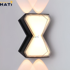 Đèn tường ngoài trời hiện đại Irex mang thiết kế hiện đại, gọn gàng, phù hợp chiếu sáng mặt tiền, ban công và lối đi ngoài trời