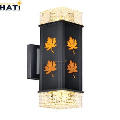 Đèn tường ngoài trời hiện đại Jaxen sở hữu thiết kế mạnh mẽ, tinh gọn, phù hợp lắp đặt tại ban công, sân vườn, lối đi và khu vực mặt tiền