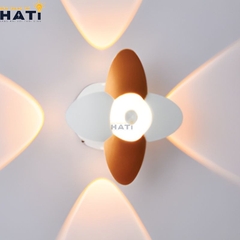 Đèn tường ngoài trời hiện đại Quirex 4 bóng thiết kế ấn tượng, chiếu sáng mạnh mẽ, phù hợp lắp đặt tại mặt tiền, cổng nhà và khu vực sân vườn rộng