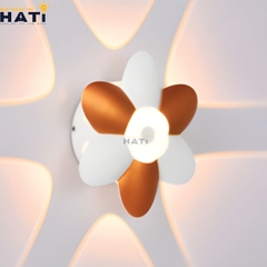 Đèn tường ngoài trời hiện đại Quirex 6 bóng thiết kế nổi bật, khả năng chiếu sáng mạnh, phù hợp lắp đặt tại mặt tiền, cổng nhà và khu vực sân vườn rộng.