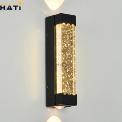 Đèn tường ngoài trời hiện đại Syrex thiết kế hiện đại, chống nước tốt, phù hợp lắp đặt tại mặt tiền, ban công và khu vực sân vườn.