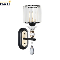 Đèn tường pha lê Hollis màu đen thiết kế sang trọng, kết hợp pha lê cao cấp, phù hợp lắp đặt tại phòng khách, sảnh và không gian nội thất đẳng cấp