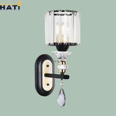 Đèn tường pha lê Hollis màu đen thiết kế sang trọng, kết hợp pha lê cao cấp, phù hợp lắp đặt tại phòng khách, sảnh và không gian nội thất đẳng cấp