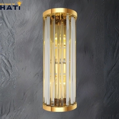 Mẫu đèn tường pha lê Kenric phong cách hiện đại, ánh sáng lung linh phản chiếu qua các hạt pha lê, giúp không gian thêm nổi bật, tinh tế và tạo điểm nhấn thẩm mỹ đẳng cấp.