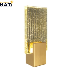 Đèn tường pha lê Leland mang đến vẻ đẹp sang trọng, tinh tế, tạo điểm nhấn nổi bật cho không gian phòng khách và phòng ngủ hiện đại.