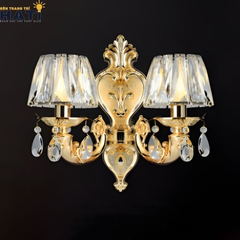 Đèn tường pha lê Osric 2 bóng nổi bật với thiết kế cân đối, ánh sáng lung linh giúp không gian trở nên sang trọng và ấn tượng
