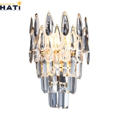 Đèn tường pha lê Rafferty nổi bật với thiết kế sang trọng, ánh sáng lung linh giúp không gian trở nên tinh tế và ấn tượng.