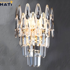 Đèn tường pha lê Rafferty nổi bật với thiết kế sang trọng, ánh sáng lung linh giúp không gian trở nên tinh tế và ấn tượng.