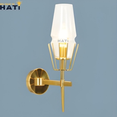 Đèn tường thuỷ tinh Ariston 1 bóng lắp đặt phòng khách sang trọng