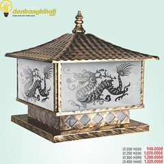 Đèn trụ cổng vuông vàng họa tiết rồng bay bên phải