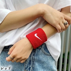 Phụ kiện đeo tay đỏ Nike