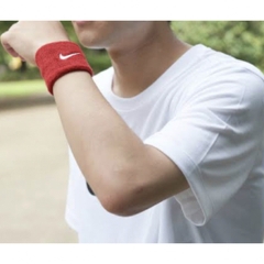 Phụ kiện đeo tay đỏ Nike