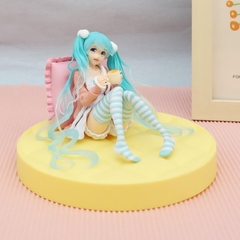 [ Tặng Heo Peppa Pig] [Cao 11cm] Mô hình Hatsune Miku dáng ngồi tựa gối siêu dễ thương cao 11cm, Hatsune Miku đồ chơi toy