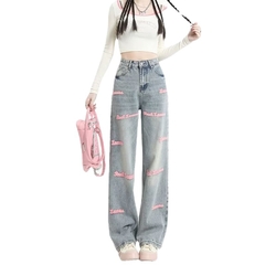 Quần jeans ống rộng thêu họa tiết chữ hồng dáng suông QJ023250