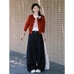 Bộ đồ đầu thu áo len cardigan màu đỏ và quần ống rộng, phù hợp du lịch D117250