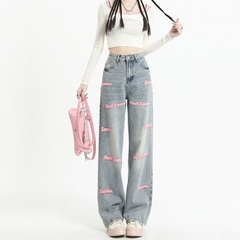 Quần jeans ống rộng thêu họa tiết chữ hồng dáng suông QJ023250