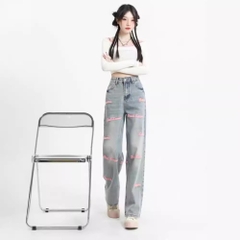 Quần jeans ống rộng thêu họa tiết chữ hồng dáng suông QJ023250