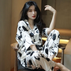 Đồ ngủ Pijama lụa băng  tay lỡ hàng hiệu họa tiết hoa hồng trắng đen DN423240
