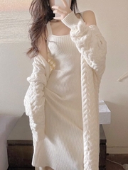 Set bộ váy và áo khoác dệt kim màu trắng váy len hai dây và áo khoác cardigan dáng dài D466240