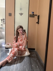 Đồ ngủ Pijama lụa xước hàng hiệu cộc tay Họa tiết sơn dầu đỏ DN406240