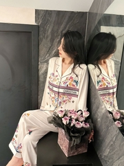 Đồ ngủ Pijama lụa xước hàng hiệu cộc tay Trắng viền đen họa tiết hoa DN405240