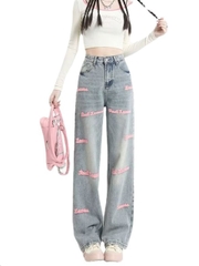 Quần jeans ống rộng thêu họa tiết chữ hồng dáng suông QJ023250