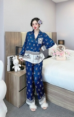 Đồ ngủ Pijama hàng hiệu form dài lụa cao cấp hottrent Xanh phối chử HM DN208240