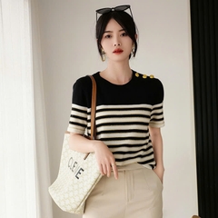 Áo Thun Sọc Dệt Kim Cổ Tròn Đính Cúc Phong Cách Hàn Quốc D459240