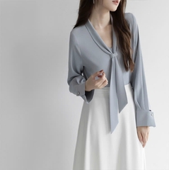 Áo sơ mi dài tay cổ chữ V khí chất rạng ngời D617240