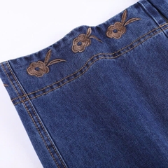  Quần jean ống rộng cap cao phối thêu họa tiết  QJ133240