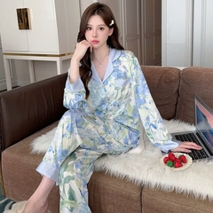 Đồ ngủ lụa họa tiết hoa biếc, mềm mại, tinh tế, mang đến cảm giác thoải mái và sang trọng DN133250