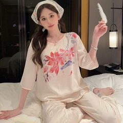 Bộ đồ ngủ quần dài tay mỏng bằng lụa băng cao cấp, thiết kế nhẹ nhàng, tinh tế DN137250