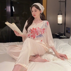 Bộ đồ ngủ quần dài tay mỏng bằng lụa băng cao cấp, thiết kế nhẹ nhàng, tinh tế DN137250