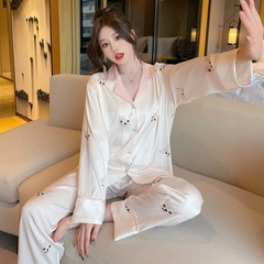 Bộ đồ ngủ lụa băng dài tay màu trắng với họa tiết thỏ con dễ thương, phong cách nhẹ nhàng DN147250