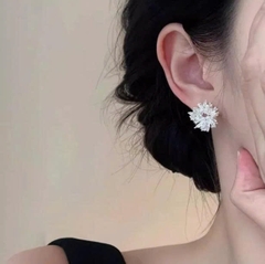 HOA TAI NGỌC TRAI MẶT TRỜI ZIRCON – TINH TẾ ĐẾN TỪNG CHI TIẾT TS124250