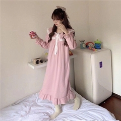 👑 Bộ đồ ngủ nữ tay dài phong cách tiên nữ Hàn Quốc – cổ búp bê, dáng dài qua gối, siêu dễ thương DN173250