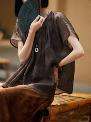 Áo sơ mi nữ tay ngắn cổ tròn họa tiết độc đáo – Mùa hè 2025 D228250