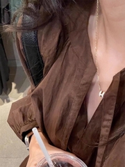 Áo sơ mi nâu nữ xuân thu 2025 dáng rộng thoải mái D237250