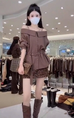 Áo sơ mi nữ một vai cao cấp phong cách Pháp – Màu nâu sẫm, sang trọng thu đông 2025 D243250