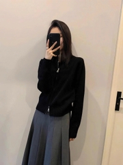 Áo len cardigan dệt kim cổ đứng 2 khóa kéo – Thời trang nữ thu 2025 D245250