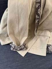 Áo khoác gió ve áo khâu màu tương phản – Phong cách cổ điển 2025  D2512500