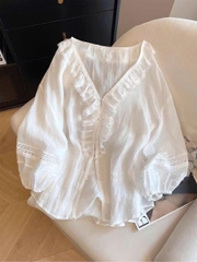 Áo sơ mi ren cổ chữ V xếp ly gỗ màu trắng – Nữ mùa hè 2025 D254250