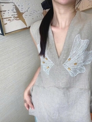 Áo vải lanh cổ chữ V thêu phong cách cổ điển – Mùa hè 2025 D216250
