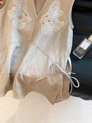 Áo vải lanh cổ chữ V thêu phong cách cổ điển – Mùa hè 2025 D216250