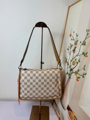 Túi đeo vai họa tiết monogram chữ TXL10
